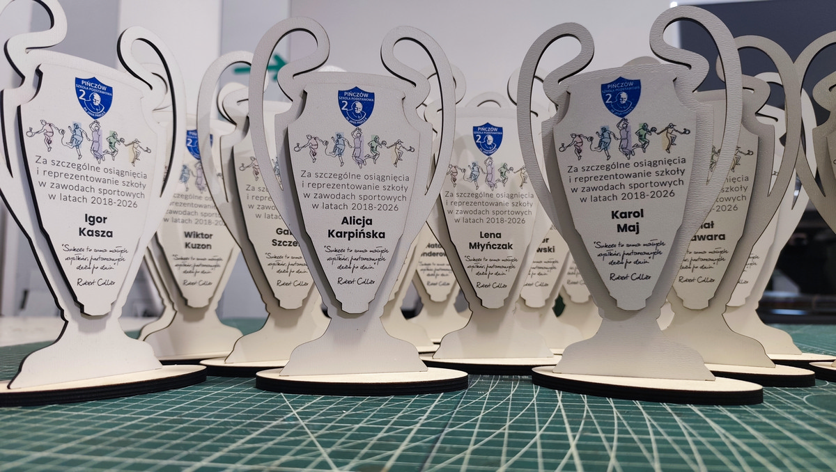 Seria białych statuetek w kształcie pucharu Champions League z personalizacją